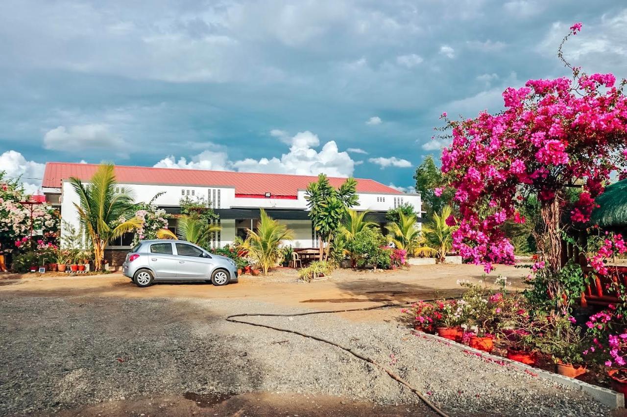 Airport View Hotel Виган Экстерьер фото